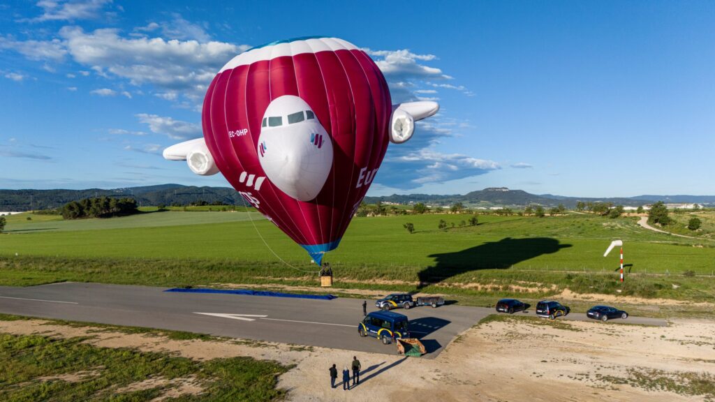 Une montgolfière survole Majorque